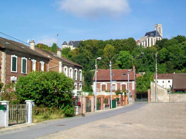 La cité Louis-Blanc ; au fond, le château et la collégiale Notre-Dame - Montataire (60160) - Oise