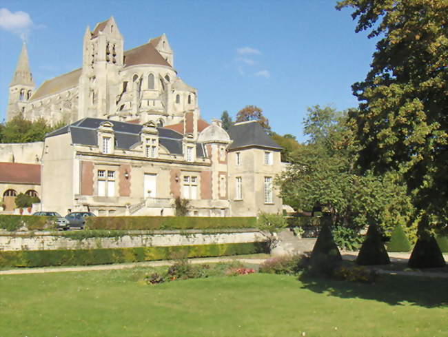 Vue de la mairie et de l'abbatiale - Saint-Leu-d'Esserent (60340) - Oise