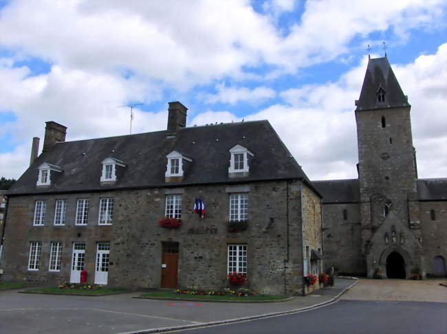Mairie et en arrière plan l'abbaye - Lonlay-l'Abbaye (61700) - Orne