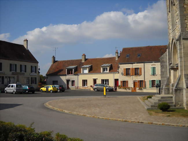 La place principale - Saint-Hilaire-sur-Erre (61340) - Orne
