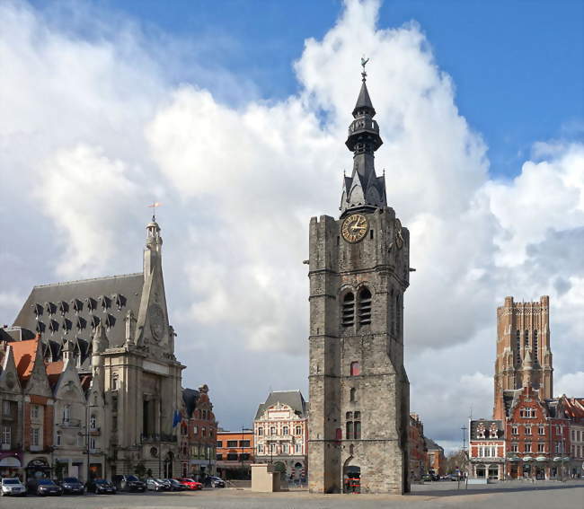La Grand-Place- l'Hôtel de ville, le beffroi, l'église Saint-Vaast et façades - Béthune (62400) - Pas-de-Calais