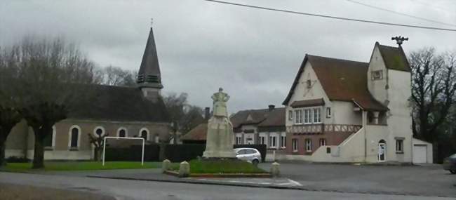 L'église, le monument aux morts et la mairie - Havrincourt (62147) - Pas-de-Calais