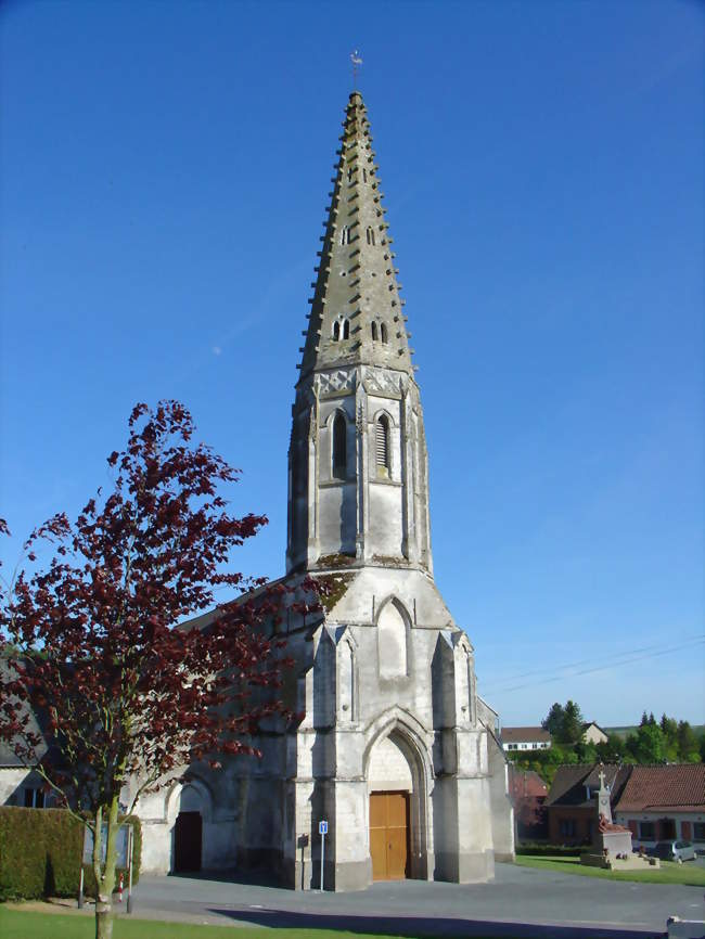 L'église Saint-Pierre-ès-Liens et le monument aux morts - Thiembronne (62560) - Pas-de-Calais