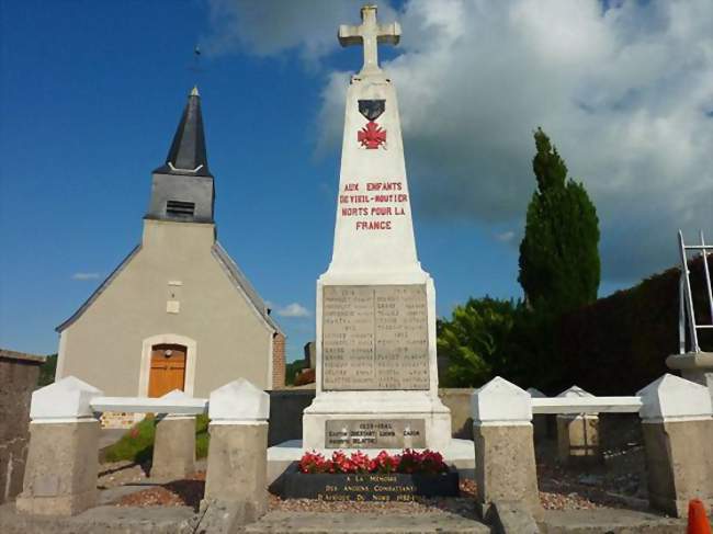 Le monument aux morts devant l'église - Vieil-Moutier (62240) - Pas-de-Calais