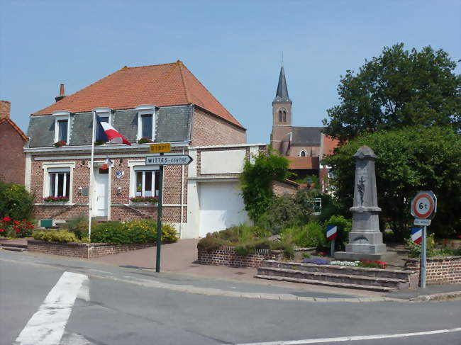 La mairie, l'église et le monument aux morts - Wittes (62120) - Pas-de-Calais