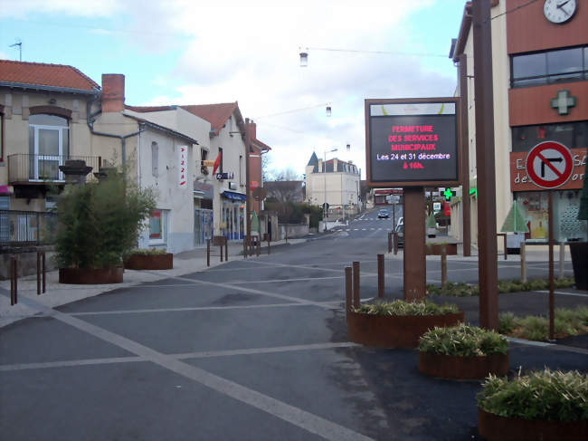 Avenue Centrale rénovée au centre-ville de la commune - Le Cendre (63670) - Puy-de-Dôme