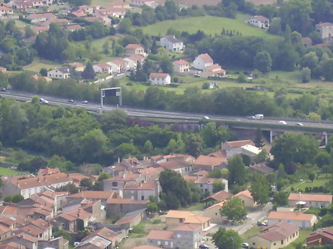 La ville de Coudes avec lautoroute A 75 au deuxième plan - Coudes (63114) - Puy-de-Dôme