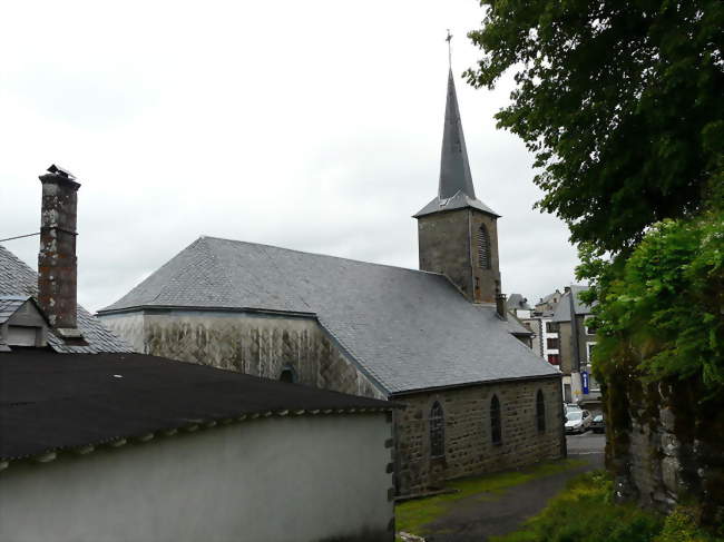 L'église Saint-Louis dans le village de La Tour-d'Auvergne - La Tour-d'Auvergne (63680) - Puy-de-Dôme