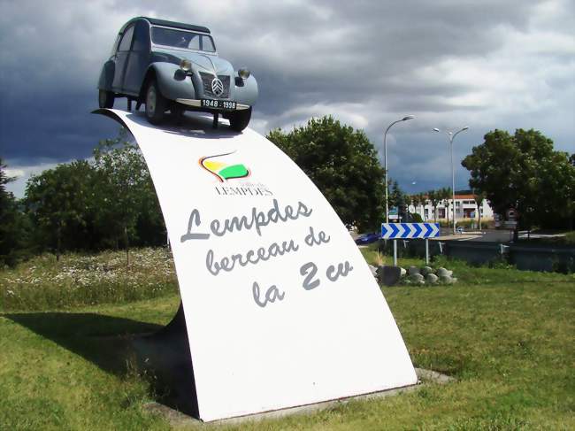 Monument érigé à l'entrée de Lempdes, patrie de la 2CV - Lempdes (63370) - Puy-de-Dôme