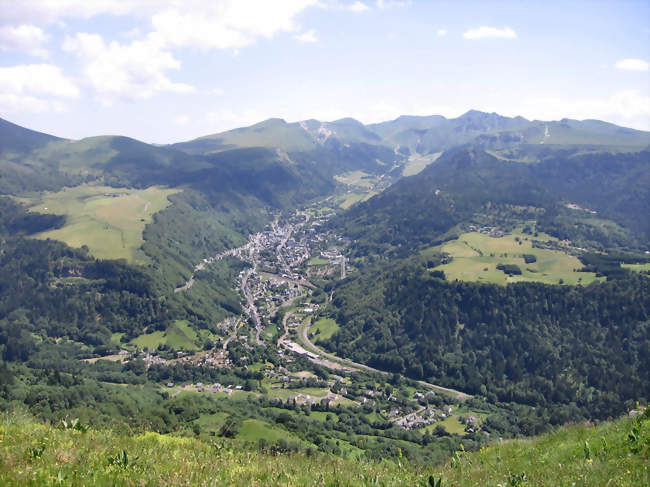 Le bourg avec le puy de Sancy en arrière-plan - Mont-Dore (63240) - Puy-de-Dôme