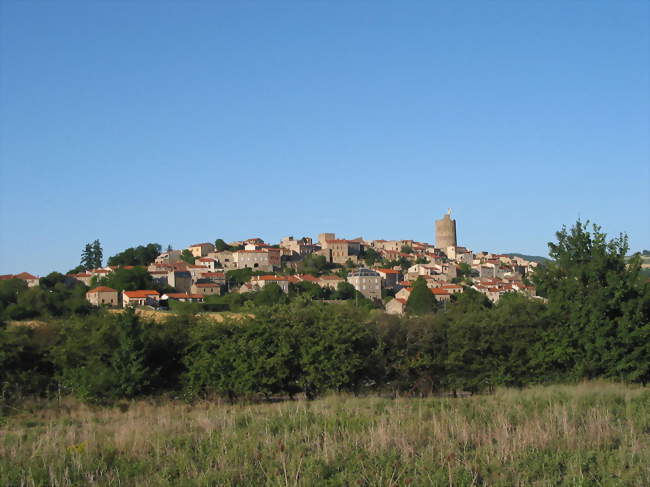 Le village de Montpeyroux sur sa butte - Montpeyroux (63114) - Puy-de-Dôme