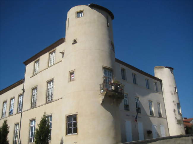 Le château de Plauzat, qui abrite la mairie - Plauzat (63730) - Puy-de-Dôme