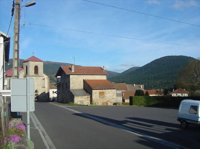 Centre du village de Saint-Pierre la Bourlhonne Monts du Forez au fond - Saint-Pierre-la-Bourlhonne (63480) - Puy-de-Dôme
