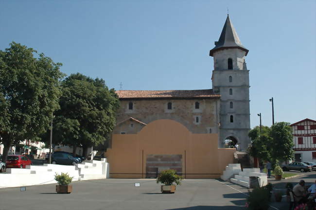 Le fronton et léglise Notre-Dame de l'Assomption - Ainhoa (64250) - Pyrénées-Atlantiques
