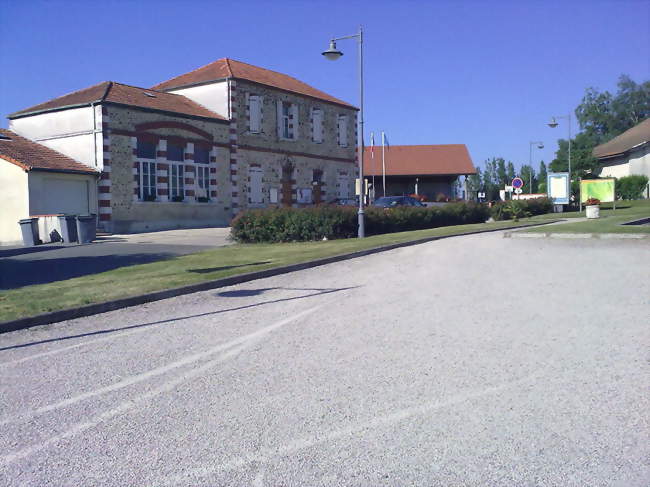 La mairie et lécole - Barinque (64160) - Pyrénées-Atlantiques