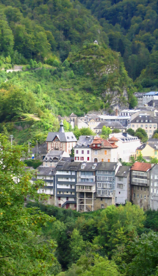 Le village des Eaux-Bonnes est situé sur un plateau au flanc de la forêt du Gourzy - Eaux-Bonnes (64440) - Pyrénées-Atlantiques