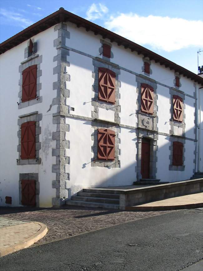 Maison du XVIIIe siècle Les renforts des volets, exceptionnellement placés sur leur face externe, mettent en valeur la plasticité de l'architecture - Hasparren (64240) - Pyrénées-Atlantiques