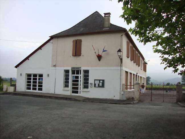 La mairie et l'école entre Idaux et Mendy - Idaux-Mendy (64130) - Pyrénées-Atlantiques