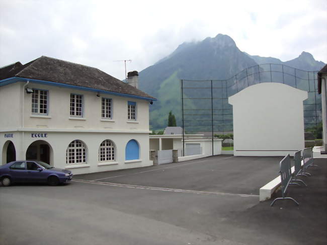 Mairie-école et fronton à Lées - Lées-Athas (64490) - Pyrénées-Atlantiques