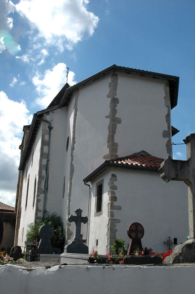 L'église Notre-Dame-de-lAssomption et les stèles discoïdales - Louhossoa (64250) - Pyrénées-Atlantiques
