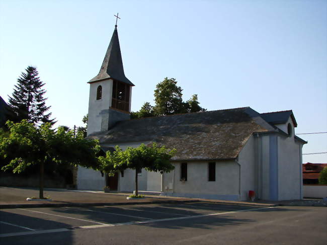 Église et place du village au centre de la commune - Chis (65800) - Hautes-Pyrénées