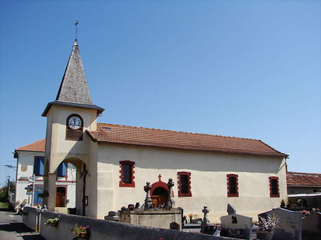 Église avec mairie en arrière plan - Sabalos (65350) - Hautes-Pyrénées