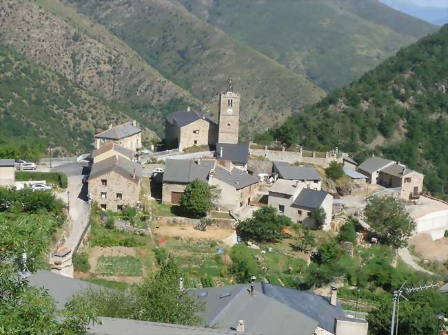 Vue du bourg et des Garrotxes - Railleu (66360) - Pyrénées-Orientales