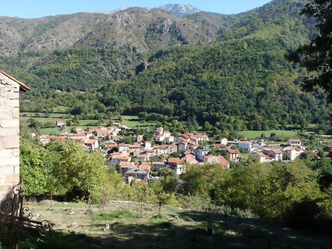Vue sur Sahorre depuis l'ouest, avec le Canigou au fond - Sahorre (66360) - Pyrénées-Orientales
