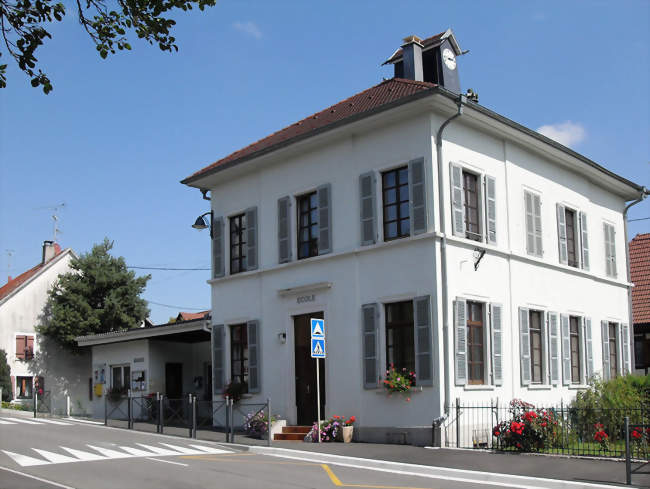 La mairie et l'école - Bettlach (68480) - Haut-Rhin