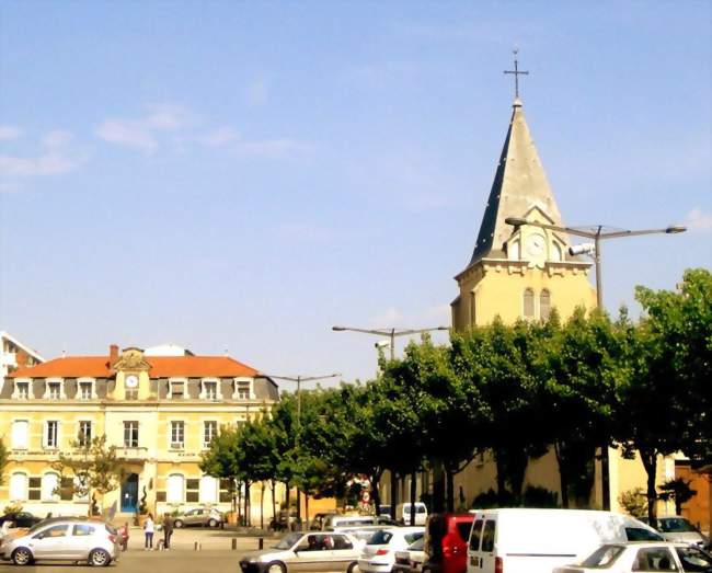Le clocher de l'église Saint-Germain et l'ancienne mairie sur la place Léon Sublet, au cur du Vieux-Bourg - Vénissieux (69200) - Rhône