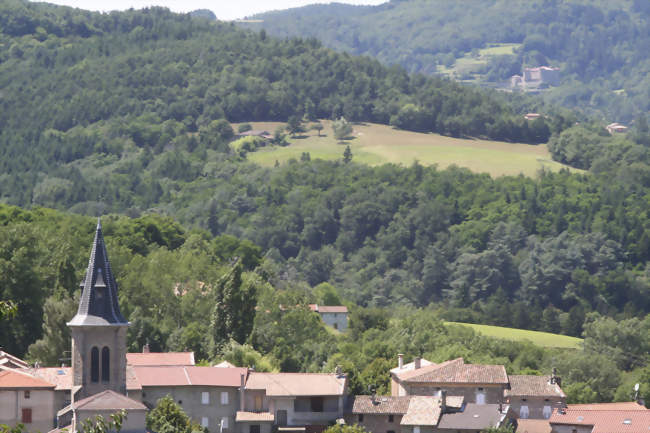 Le village de Gilhoc-sur-Ormèze avec en fond le château des Boscs - Gilhoc-sur-Ormèze (07270) - Ardèche