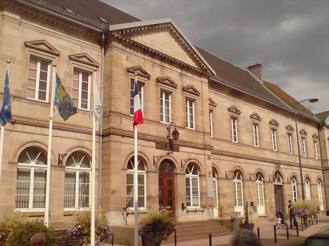 La mairie, construite entre 1832 et 1834 sur les plans de l'architecte luron Plaisonnet - Lure (70200) - Haute-Saône