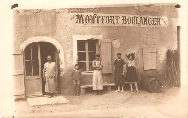 La boulangerie en 1930 sur une carte postale ancienne - Azé (71260) - Saône-et-Loire