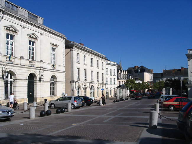 L'hôtel de ville et la place Raphaël Élizé - Sablé-sur-Sarthe (72300) - Sarthe