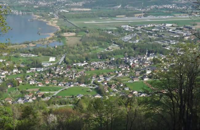 Vue sur une grande partie de la commune depuis le mont du Chat, avec le chef-lieu, le lac du Bourget, le technopôle Savoie Technolac et l'aéroport de Chambéry - Savoie - Le Bourget-du-Lac (73370) - Savoie