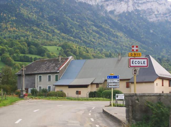 Entrée dans le chef-lieu de la commune - École (73630) - Savoie