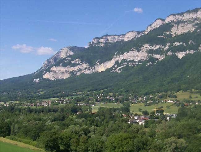 Vue sur la commune- chef-lieu et ses différents hameaux - Méry (73420) - Savoie