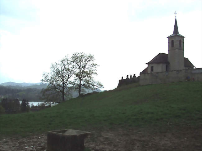 Vue de l'église du village et du lac d'Aiguebelette - Saint-Alban-de-Montbel (73610) - Savoie