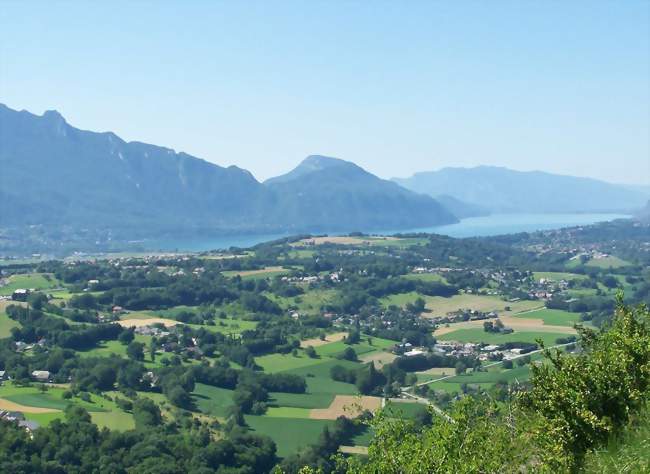 Vue panoramique de la commune de Sonnaz Le chef-lieu est situé au centre et au loin se distingue le lac du Bourget - Sonnaz (73000) - Savoie