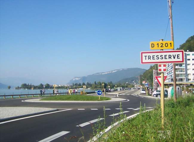 Entrée dans l'agglomération de Tresserve par l'ancienne route nationale 201 sur les berges du lac du Bourget - Tresserve (73100) - Savoie