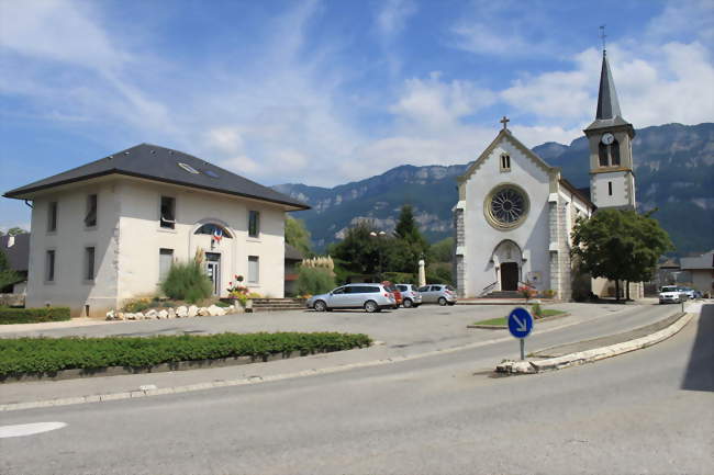La mairie et l'église de Viviers du Lac - Viviers-du-Lac (73420) - Savoie