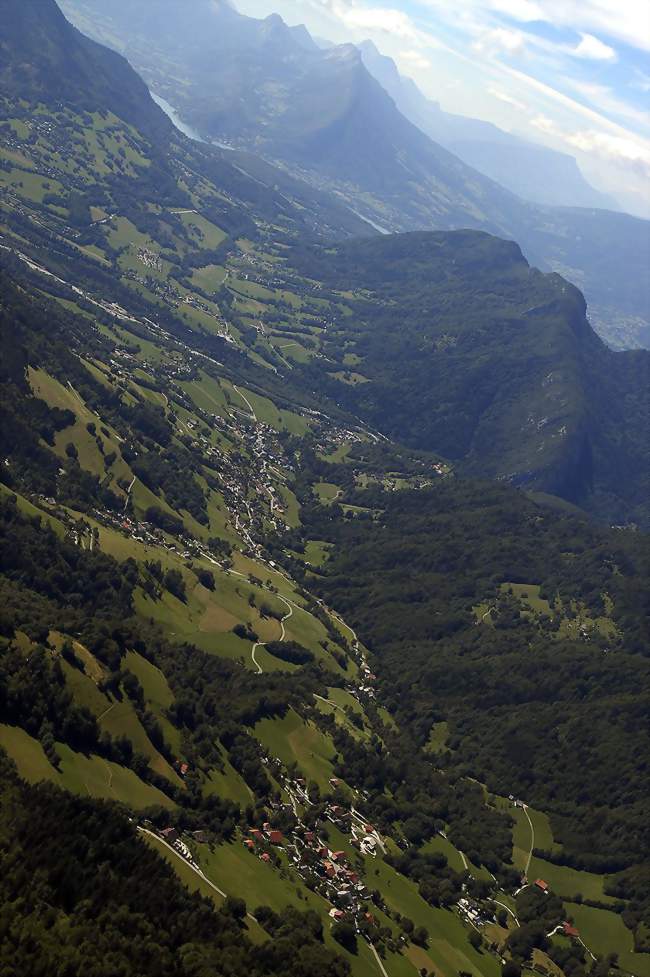 La vallée de Dingy vue depuis le Parmelan Les montagnes du fond font partie du massif des Bauges ; sur la droite après le défilé, la crête du Mont Baret - Dingy-Saint-Clair (74230) - Haute-Savoie
