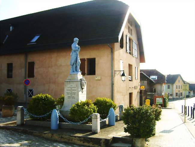 Vue du monument aux morts et de la Mairie de Lovagny - Lovagny (74330) - Haute-Savoie