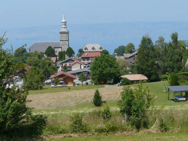 Vue générale du chef-lieu devant le lac Léman, la région lausannoise et l'ouest du Lavaux - Saint-Paul-en-Chablais (74500) - Haute-Savoie
