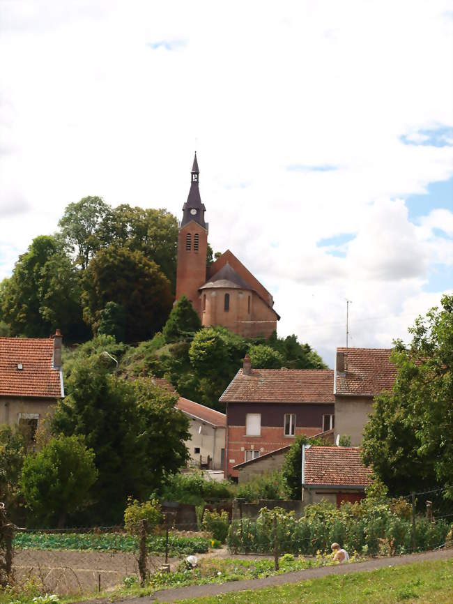 L'église surplombant le village - Autry (08250) - Ardennes