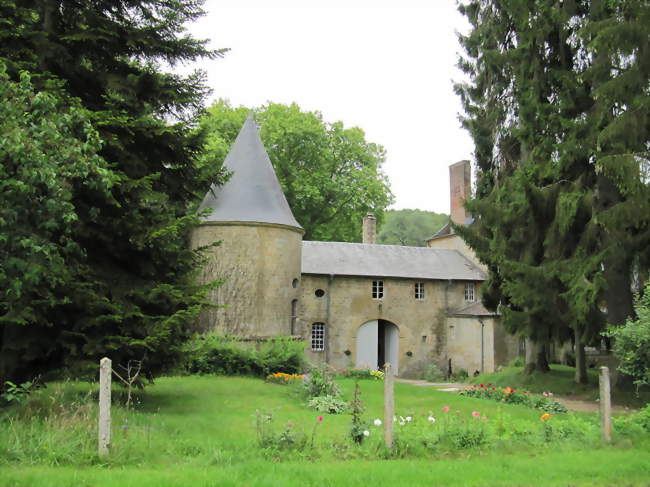 Le château à l'entrée septentrionale du village - Gruyères (08430) - Ardennes