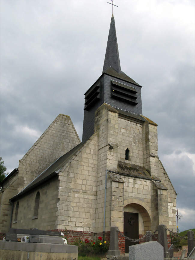 L'église de Bettencourt surplombe la route entre Airaines et Longpré-les-Corps-Saints - Bettencourt-Rivière (80270) - Somme