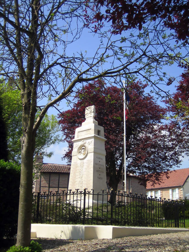 Le monument aux morts surplombe la D211 et fait presque face à l'école - Ferrières (80470) - Somme