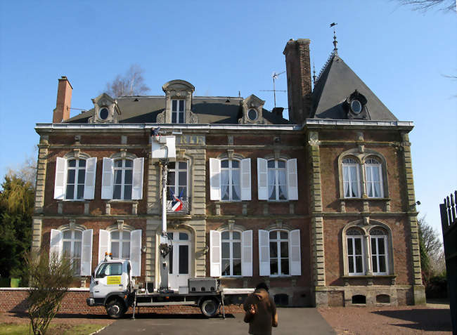 La mairie, caractérisée par l'élégance de l'encadrement de sa porte et de ses fenêtres - Flesselles (80260) - Somme