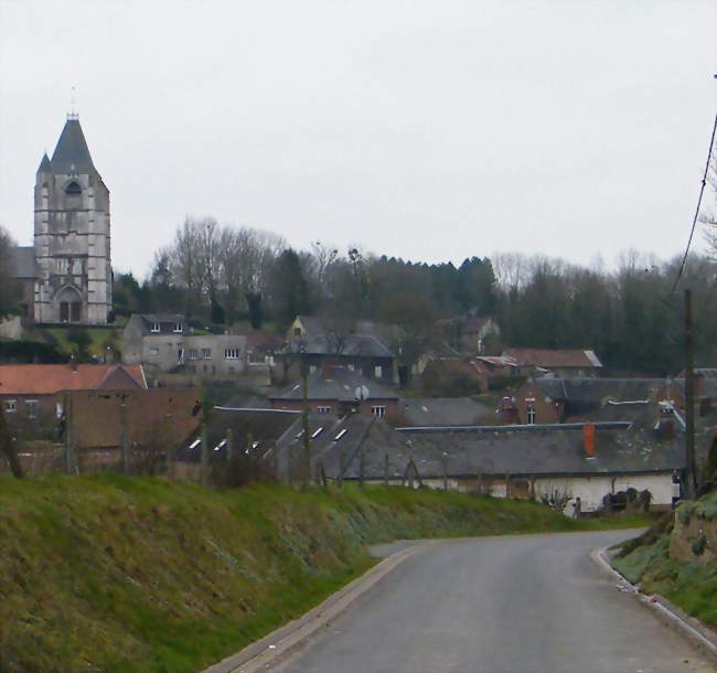 L'église domine le village, du haut du plateau - Saint-Maulvis (80140) - Somme